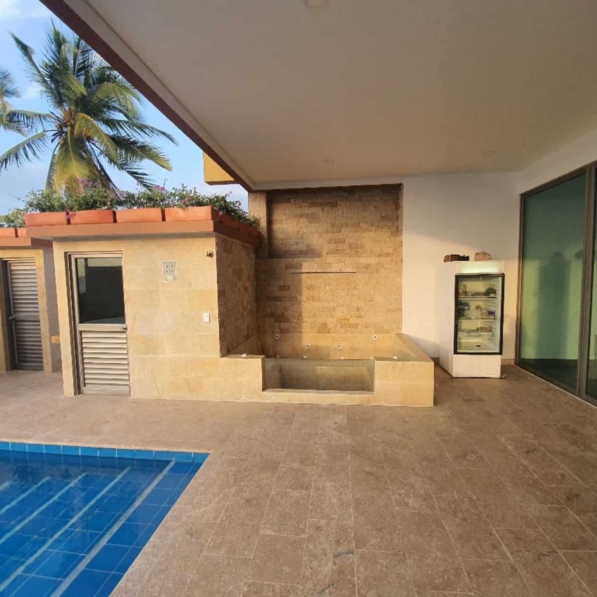 Borde Piscina en Mármol Sinú Dorado